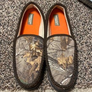 Men’s camo slippers